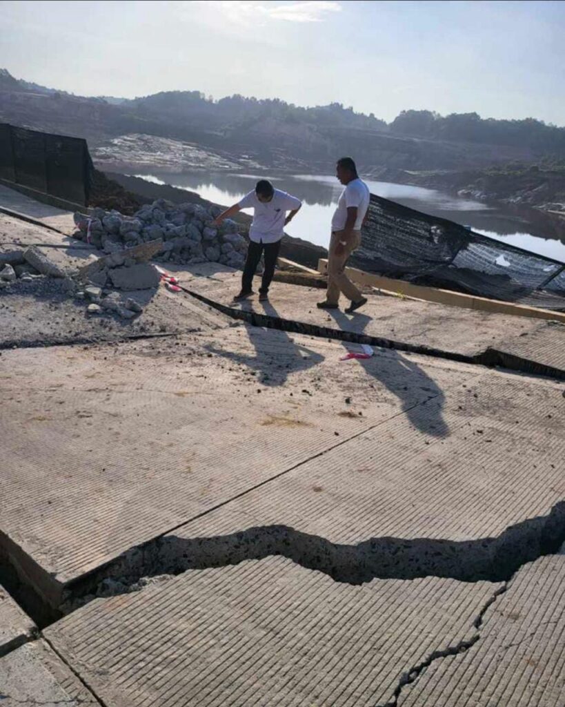 Viral di media sosial instagram jalan poros di Kelurahan Dondang, Kecamatan Muara Jawa, Kutai Kartanegara, Kalimantan Timur putus tak bisa dilewati.