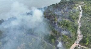 Gumpalan asap putih kebakaran Hutan dan Lahan (Karhutla) terjadi di Kecamatan Sambutan, Kutai Kartanegara, Kalimantan Timur.